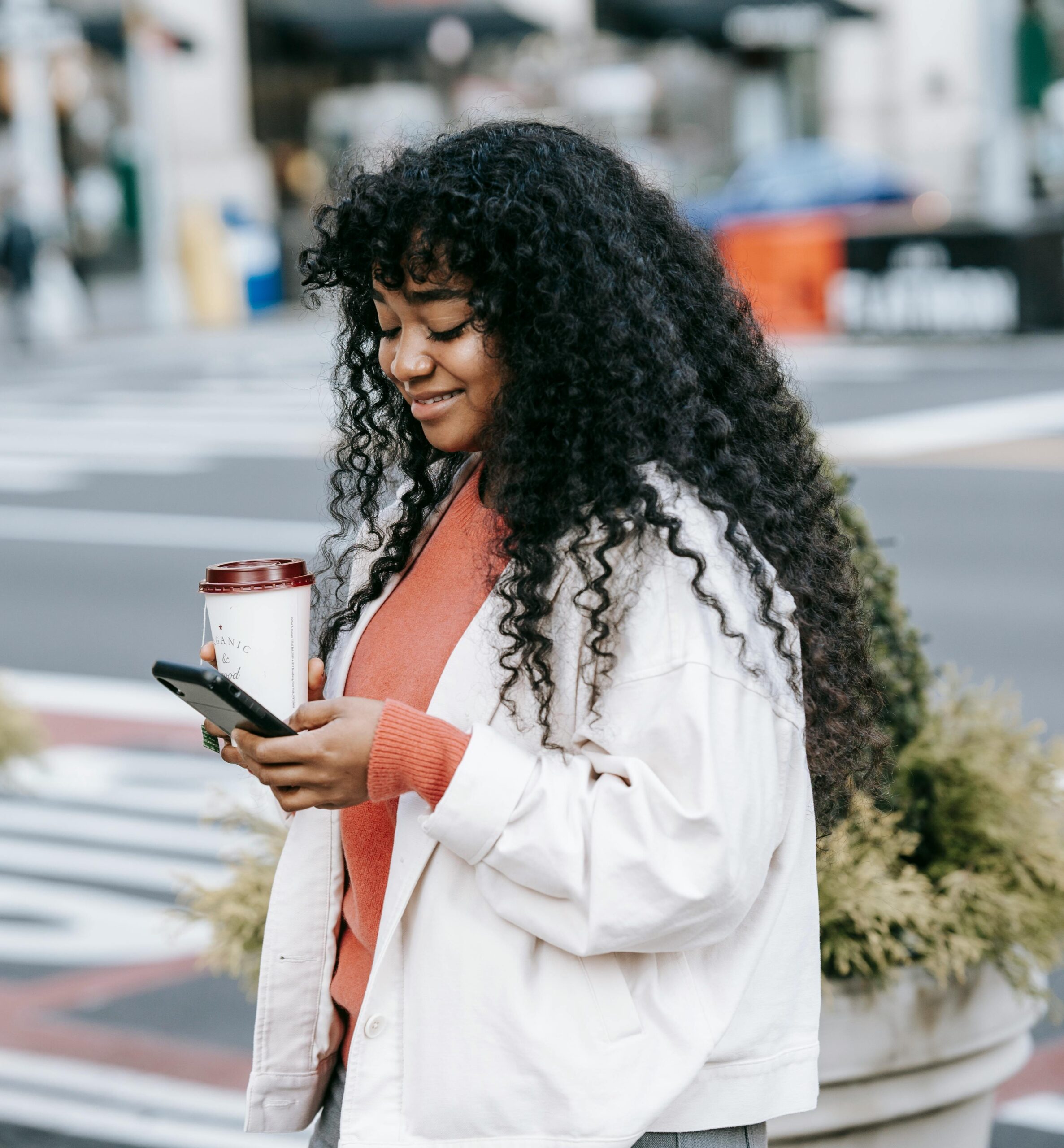 Mulher sorridente usando o app da Ultra Popular